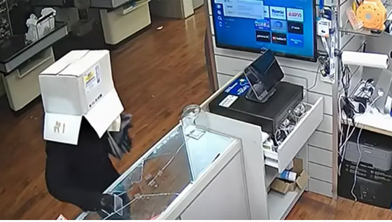 تصرف ساذج كشف هويته.. شاهد ماذا فعل هذا اللص؟ صورة رقم 1