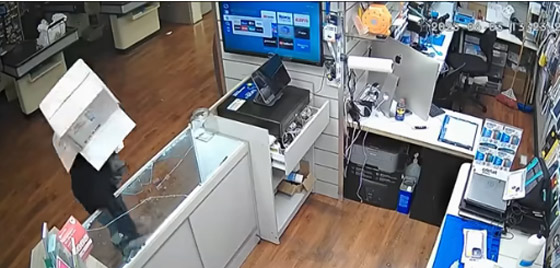 تصرف ساذج كشف هويته.. شاهد ماذا فعل هذا اللص؟ صورة رقم 2