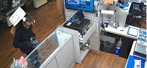 تصرف ساذج كشف هويته.. شاهد ماذا فعل هذا اللص؟ صورة رقم 3