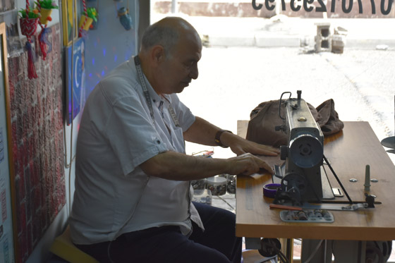 تعبيرا عن حبه للنبي.. خياط عراقي يقدم خدمات مجانية لمن يحملون اسم محمد صورة رقم 3