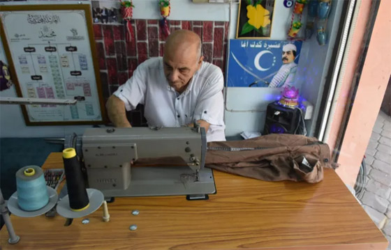 تعبيرا عن حبه للنبي.. خياط عراقي يقدم خدمات مجانية لمن يحملون اسم محمد صورة رقم 6