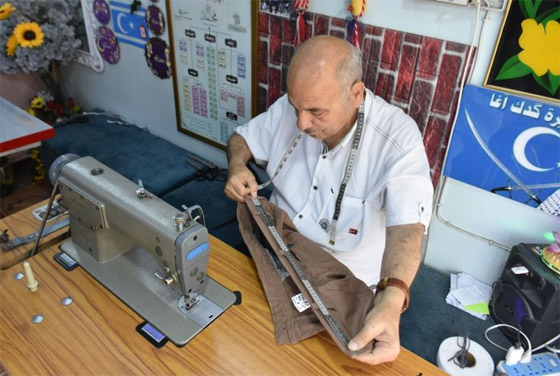 تعبيرا عن حبه للنبي.. خياط عراقي يقدم خدمات مجانية لمن يحملون اسم محمد صورة رقم 7