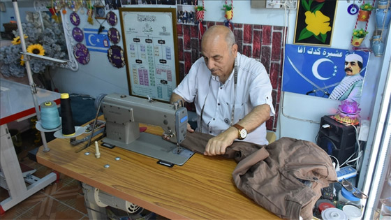 تعبيرا عن حبه للنبي.. خياط عراقي يقدم خدمات مجانية لمن يحملون اسم محمد صورة رقم 2