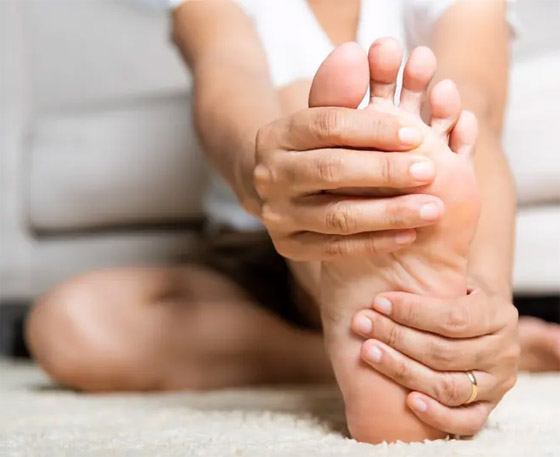 إياكم وهذه الأحذية الثلاثة.. خبير يحذر: تسبب مشاكل بالقدمين! صورة رقم 4 إياكم وهذه الأحذية الثلاثة.. خبير يحذر: تسبب مشاكل بالقدمين! صورة رقم 4