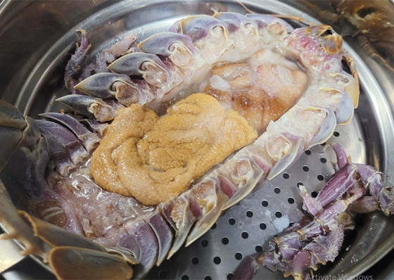 صور.. مطعم تايواني يقدم أطباقه مع مخلوق بحري مخيف صورة رقم 3