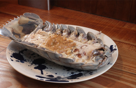 صور.. مطعم تايواني يقدم أطباقه مع مخلوق بحري مخيف صورة رقم 4