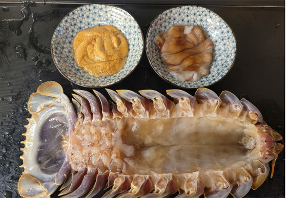 صور.. مطعم تايواني يقدم أطباقه مع مخلوق بحري مخيف صورة رقم 6