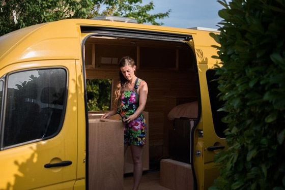 بريطانيان يستقيلان من عمليهما ليعيشا في شاحنة صورة رقم 2