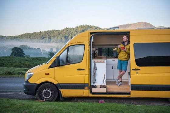 بريطانيان يستقيلان من عمليهما ليعيشا في شاحنة صورة رقم 7