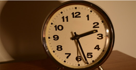 من ساعات “الشموع بالمسامير” إلى مهنة “المنبهاتي”.. كيف كان الناس يستيقظون قبل اختراع المنبه؟ صورة رقم 3