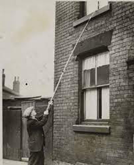 من ساعات “الشموع بالمسامير” إلى مهنة “المنبهاتي”.. كيف كان الناس يستيقظون قبل اختراع المنبه؟ صورة رقم 5