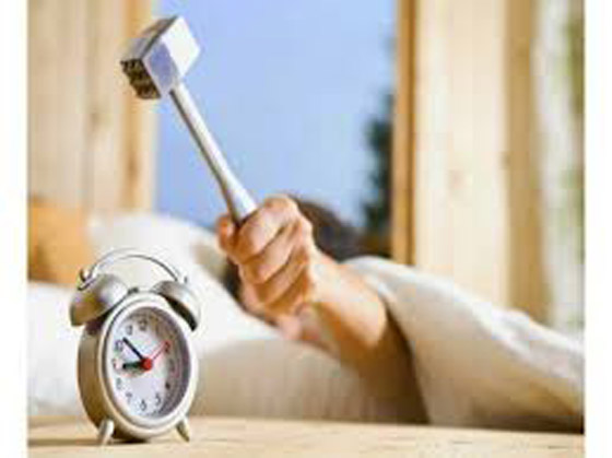 من ساعات “الشموع بالمسامير” إلى مهنة “المنبهاتي”.. كيف كان الناس يستيقظون قبل اختراع المنبه؟ صورة رقم 11