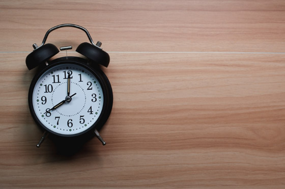 من ساعات “الشموع بالمسامير” إلى مهنة “المنبهاتي”.. كيف كان الناس يستيقظون قبل اختراع المنبه؟ صورة رقم 9