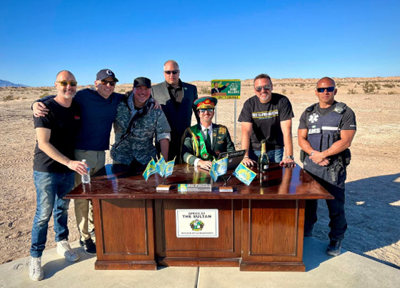 نصّب نفسه سلطاناً عليها ومنع ارتداء “الكروكس”.. أمريكي يؤسس دولته الخاصة في قلب صحراء كاليفورنيا صورة رقم 2