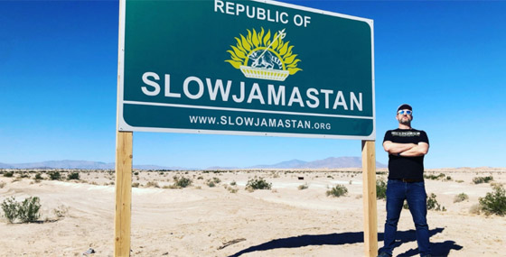 نصّب نفسه سلطاناً عليها ومنع ارتداء “الكروكس”.. أمريكي يؤسس دولته الخاصة في قلب صحراء كاليفورنيا صورة رقم 1