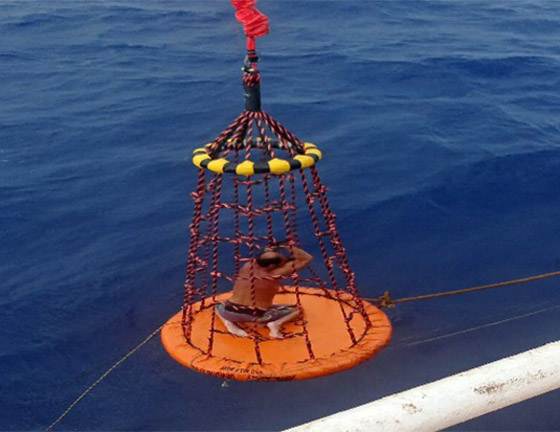 ضاع بالبحر 33 يوما حتى ظنوه ميتا! إنقاذ أمريكي كان يلف العالم بقاربه صورة رقم 10 ضاع بالبحر 33 يوما حتى ظنوه ميتا! إنقاذ أمريكي كان يلف العالم بقاربه صورة رقم 10