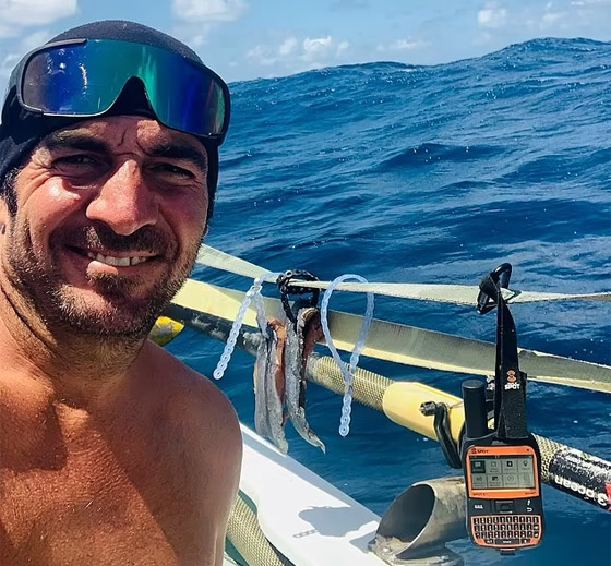 ضاع بالبحر 33 يوما حتى ظنوه ميتا! إنقاذ أمريكي كان يلف العالم بقاربه صورة رقم 11 ضاع بالبحر 33 يوما حتى ظنوه ميتا! إنقاذ أمريكي كان يلف العالم بقاربه صورة رقم 11