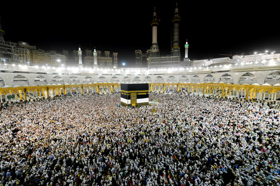 مشهد مهيب لحشود تؤدي طواف الوداع بالكعبة.. ودموع الحجاج بختام المناسك صورة رقم 4 مشهد مهيب لحشود تؤدي طواف الوداع بالكعبة.. ودموع الحجاج بختام المناسك صورة رقم 4