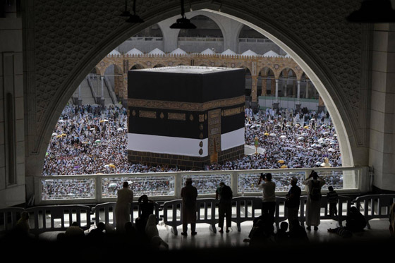 مشهد مهيب لحشود تؤدي طواف الوداع بالكعبة.. ودموع الحجاج بختام المناسك صورة رقم 6 مشهد مهيب لحشود تؤدي طواف الوداع بالكعبة.. ودموع الحجاج بختام المناسك صورة رقم 6