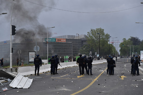 45 ألف شرطي بالشوارع.. فرنسا تتأهب: أخلت مناطق سياحية وألغت فعاليات موسيقية مع تصاعد حدة الاحتجاجات صورة رقم 6 45 ألف شرطي بالشوارع.. فرنسا تتأهب: أخلت مناطق سياحية وألغت فعاليات موسيقية مع تصاعد حدة الاحتجاجات صورة رقم 6