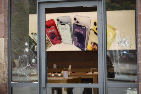 45 ألف شرطي بالشوارع.. فرنسا تتأهب: أخلت مناطق سياحية وألغت فعاليات موسيقية مع تصاعد حدة الاحتجاجات صورة رقم 8 45 ألف شرطي بالشوارع.. فرنسا تتأهب: أخلت مناطق سياحية وألغت فعاليات موسيقية مع تصاعد حدة الاحتجاجات صورة رقم 8