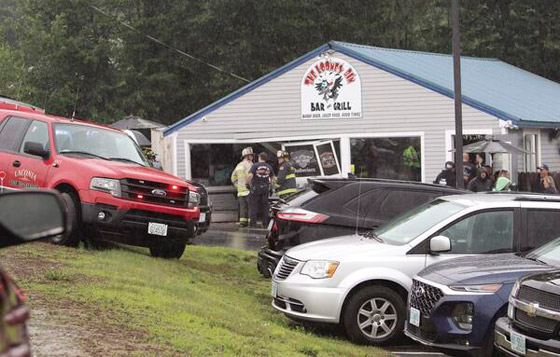 مشهد مروع.. سيارة تقتحم مطعما مزدحما وتصيب 13 شخصا.. فيديو صورة رقم 3 مشهد مروع.. سيارة تقتحم مطعما مزدحما وتصيب 13 شخصا.. فيديو صورة رقم 3