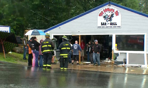 مشهد مروع.. سيارة تقتحم مطعما مزدحما وتصيب 13 شخصا.. فيديو صورة رقم 4 مشهد مروع.. سيارة تقتحم مطعما مزدحما وتصيب 13 شخصا.. فيديو صورة رقم 4