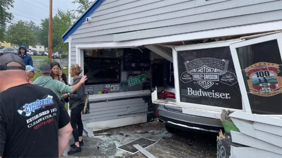 مشهد مروع.. سيارة تقتحم مطعما مزدحما وتصيب 13 شخصا.. فيديو صورة رقم 1 مشهد مروع.. سيارة تقتحم مطعما مزدحما وتصيب 13 شخصا.. فيديو صورة رقم 1