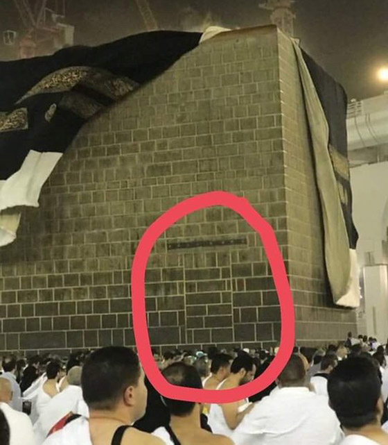 يعود لما قبل الإسلام وتم فتحه وغلقه أكثر من مرة.. قصة باب الكعبة الثاني صورة رقم 5 يعود لما قبل الإسلام وتم فتحه وغلقه أكثر من مرة.. قصة باب الكعبة الثاني صورة رقم 5