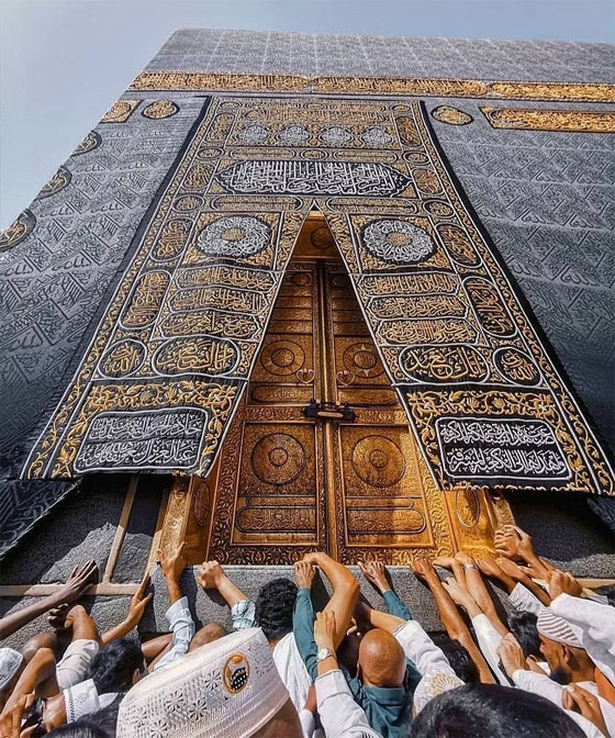 يعود لما قبل الإسلام وتم فتحه وغلقه أكثر من مرة.. قصة باب الكعبة الثاني صورة رقم 10 يعود لما قبل الإسلام وتم فتحه وغلقه أكثر من مرة.. قصة باب الكعبة الثاني صورة رقم 10