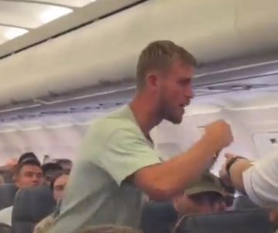 رعب على الطائرة.. ملاكم بريطاني حاول فتح الباب أثناء الإقلاع! صورة رقم 1 رعب على الطائرة.. ملاكم بريطاني حاول فتح الباب أثناء الإقلاع! صورة رقم 1