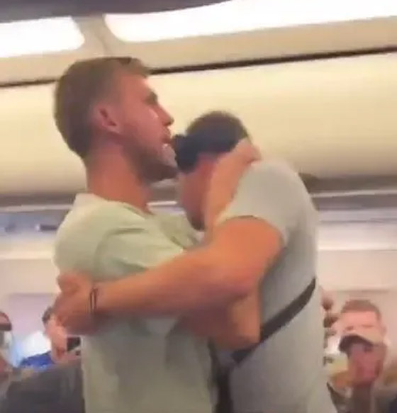 رعب على الطائرة.. ملاكم بريطاني حاول فتح الباب أثناء الإقلاع! صورة رقم 2 رعب على الطائرة.. ملاكم بريطاني حاول فتح الباب أثناء الإقلاع! صورة رقم 2