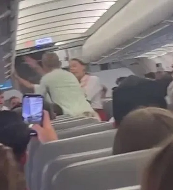 رعب على الطائرة.. ملاكم بريطاني حاول فتح الباب أثناء الإقلاع! صورة رقم 3 رعب على الطائرة.. ملاكم بريطاني حاول فتح الباب أثناء الإقلاع! صورة رقم 3