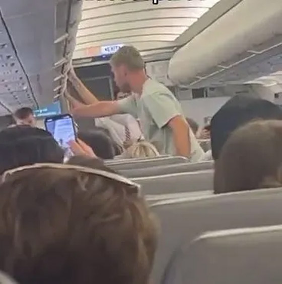 رعب على الطائرة.. ملاكم بريطاني حاول فتح الباب أثناء الإقلاع! صورة رقم 4 رعب على الطائرة.. ملاكم بريطاني حاول فتح الباب أثناء الإقلاع! صورة رقم 4
