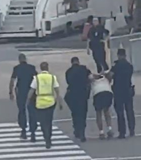 رعب على الطائرة.. ملاكم بريطاني حاول فتح الباب أثناء الإقلاع! صورة رقم 7 رعب على الطائرة.. ملاكم بريطاني حاول فتح الباب أثناء الإقلاع! صورة رقم 7