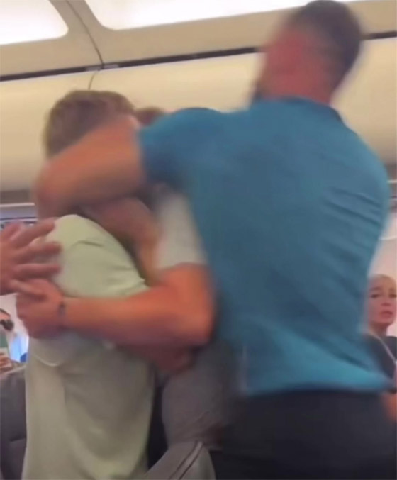 رعب على الطائرة.. ملاكم بريطاني حاول فتح الباب أثناء الإقلاع! صورة رقم 5 رعب على الطائرة.. ملاكم بريطاني حاول فتح الباب أثناء الإقلاع! صورة رقم 5