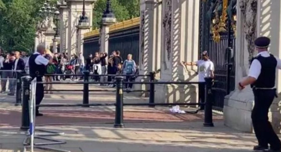 رجل يقيد نفسه بالأصفاد إلى بوابات قصر باكنغهام.. والنتيجة؟ صورة رقم 3