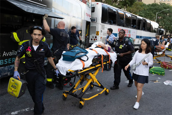 فيديو وصور: عشرات الجرحى في تصادم حافلتين في نيويورك صورة رقم 2 فيديو وصور: عشرات الجرحى في تصادم حافلتين في نيويورك صورة رقم 2