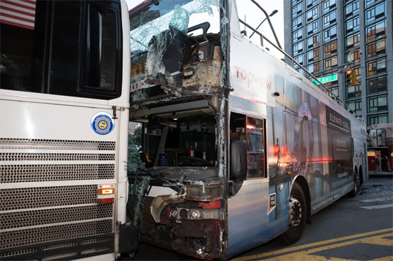فيديو وصور: عشرات الجرحى في تصادم حافلتين في نيويورك صورة رقم 3 فيديو وصور: عشرات الجرحى في تصادم حافلتين في نيويورك صورة رقم 3