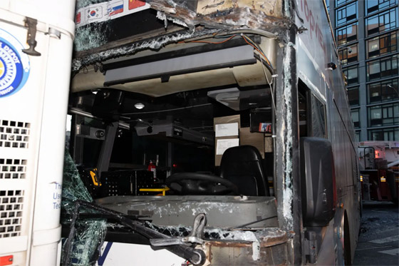 فيديو وصور: عشرات الجرحى في تصادم حافلتين في نيويورك صورة رقم 4 فيديو وصور: عشرات الجرحى في تصادم حافلتين في نيويورك صورة رقم 4