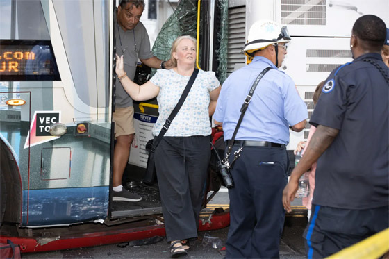 فيديو وصور: عشرات الجرحى في تصادم حافلتين في نيويورك صورة رقم 5 فيديو وصور: عشرات الجرحى في تصادم حافلتين في نيويورك صورة رقم 5