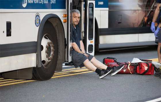 فيديو وصور: عشرات الجرحى في تصادم حافلتين في نيويورك صورة رقم 6 فيديو وصور: عشرات الجرحى في تصادم حافلتين في نيويورك صورة رقم 6