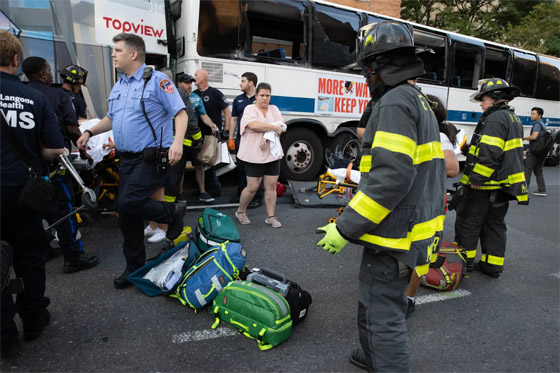 فيديو وصور: عشرات الجرحى في تصادم حافلتين في نيويورك صورة رقم 8 فيديو وصور: عشرات الجرحى في تصادم حافلتين في نيويورك صورة رقم 8