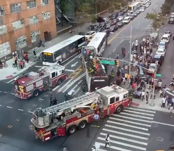 فيديو وصور: عشرات الجرحى في تصادم حافلتين في نيويورك صورة رقم 13 فيديو وصور: عشرات الجرحى في تصادم حافلتين في نيويورك صورة رقم 13