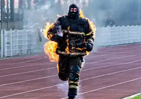 ركض 100 متر والنار تشتعل بجسده! عداء يحطم رقم قياسي بأغرب سباق بالعالم صورة رقم 2 ركض 100 متر والنار تشتعل بجسده! عداء يحطم رقم قياسي بأغرب سباق بالعالم صورة رقم 2