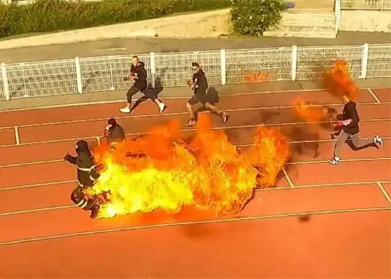 ركض 100 متر والنار تشتعل بجسده! عداء يحطم رقم قياسي بأغرب سباق بالعالم صورة رقم 3 ركض 100 متر والنار تشتعل بجسده! عداء يحطم رقم قياسي بأغرب سباق بالعالم صورة رقم 3