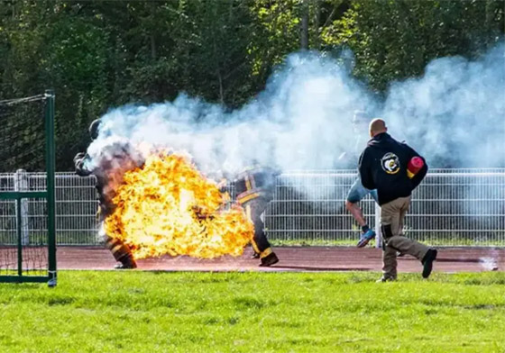 ركض 100 متر والنار تشتعل بجسده! عداء يحطم رقم قياسي بأغرب سباق بالعالم صورة رقم 4 ركض 100 متر والنار تشتعل بجسده! عداء يحطم رقم قياسي بأغرب سباق بالعالم صورة رقم 4