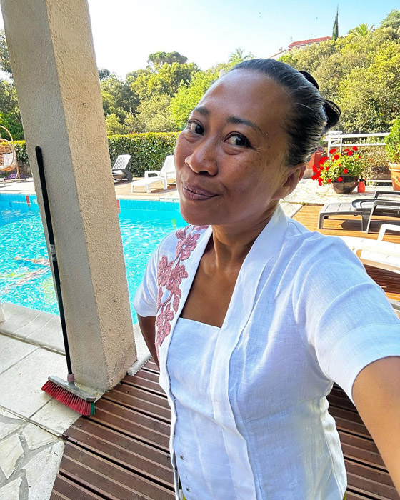 امرأة يلجأ إليها السياح المشاغبين في بالي.. من هي وما قصتها؟ صور صورة رقم 1