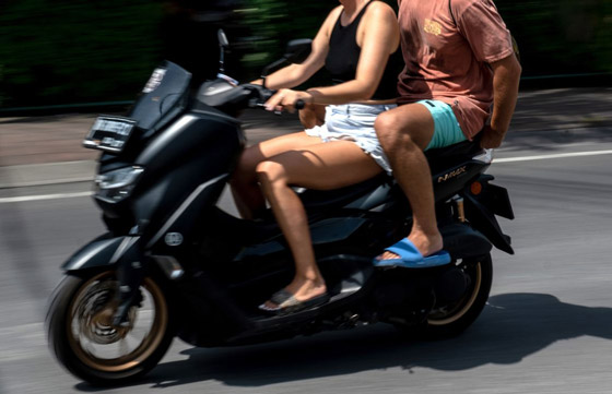 امرأة يلجأ إليها السياح المشاغبين في بالي.. من هي وما قصتها؟ صور صورة رقم 4