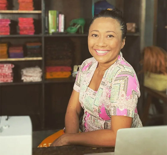 امرأة يلجأ إليها السياح المشاغبين في بالي.. من هي وما قصتها؟ صور صورة رقم 9